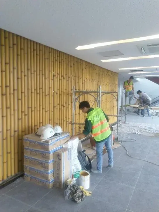 trang trí khu check in noel văn phòng – cây thông + hộp quà