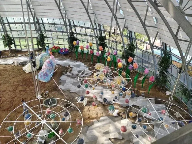 thi công mô hình sách khổng lồ cho hội sách – check in