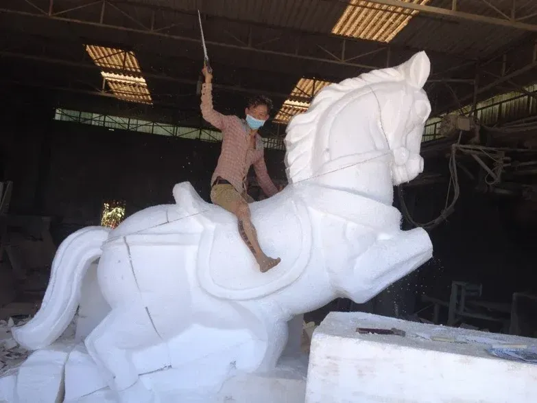 trang trí Tết 2026 showroom ô tô – sàn trưng bày an toàn