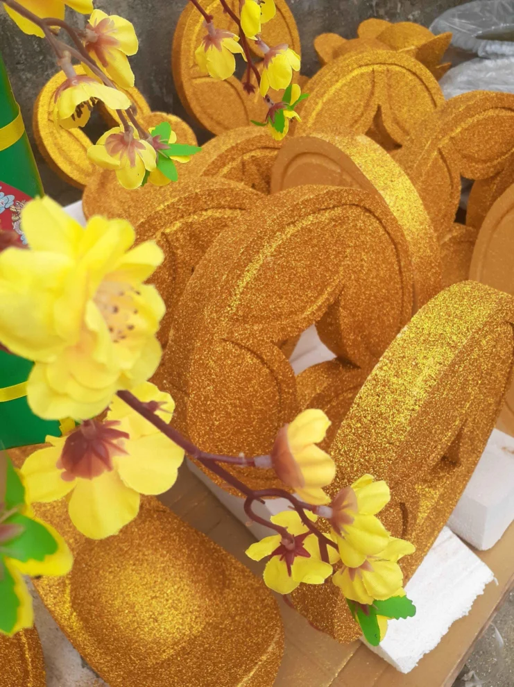 backdrop Tết logo nổi mica gương cao cấp