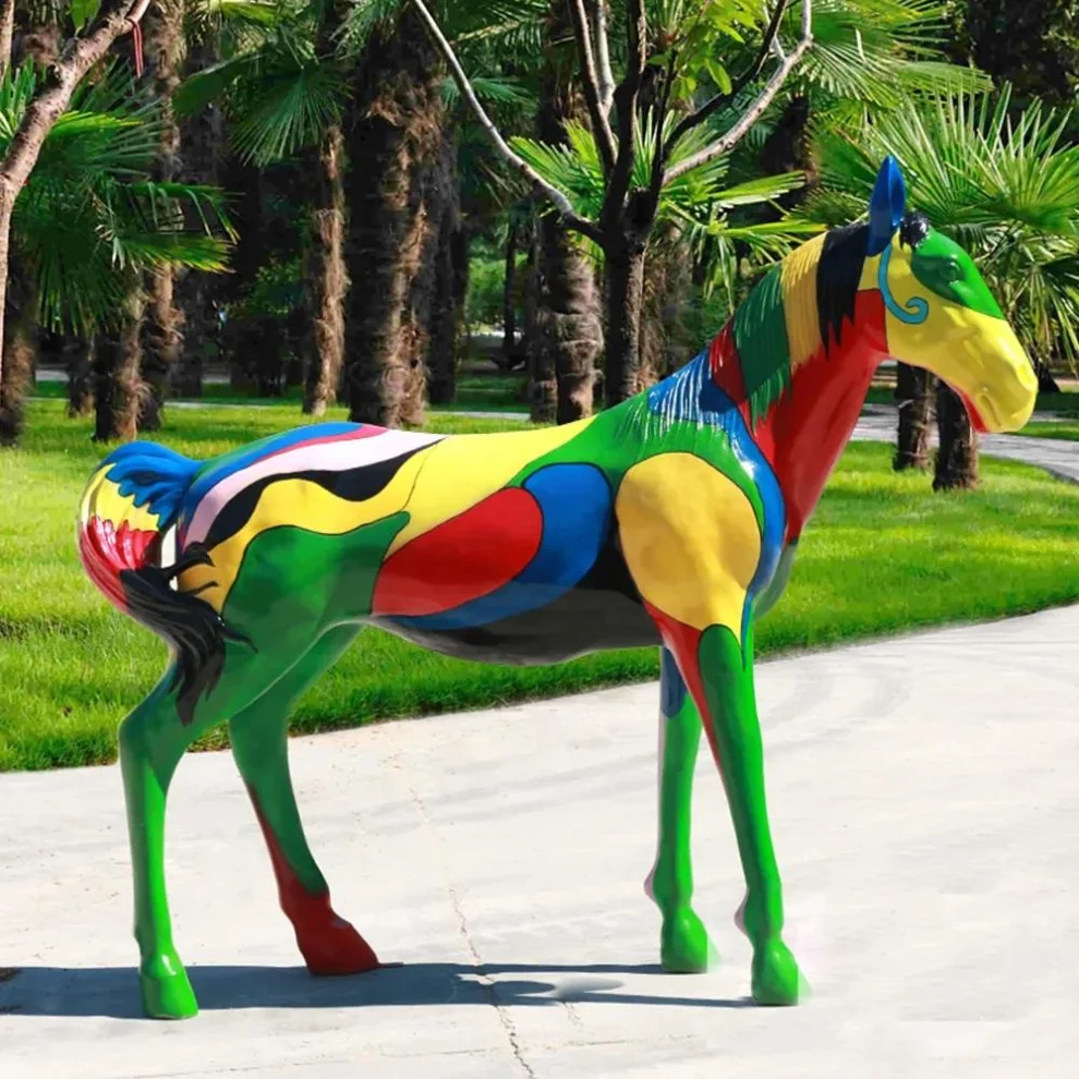 Làm tượng ngựa trắng bằng xốp EPS cho phim trường