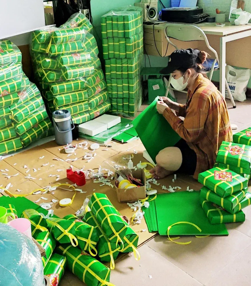 trang trí Tết 2026 showroom điện máy – đảo trưng bày