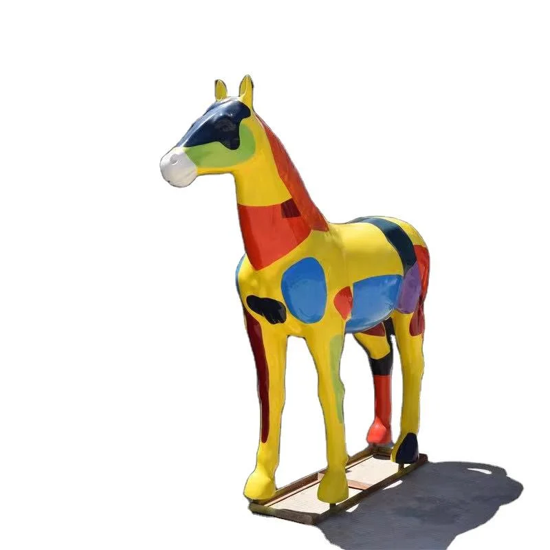 Làm tượng ngựa khổng lồ bằng mút xốp trang trí sự kiện