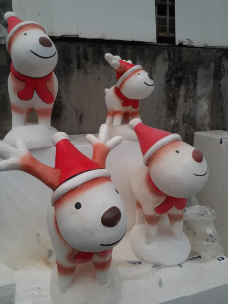 Thiết kế cổng chào Giáng Sinh ngoài trời chịu mưa nắng dùng chất liệu gì bền?