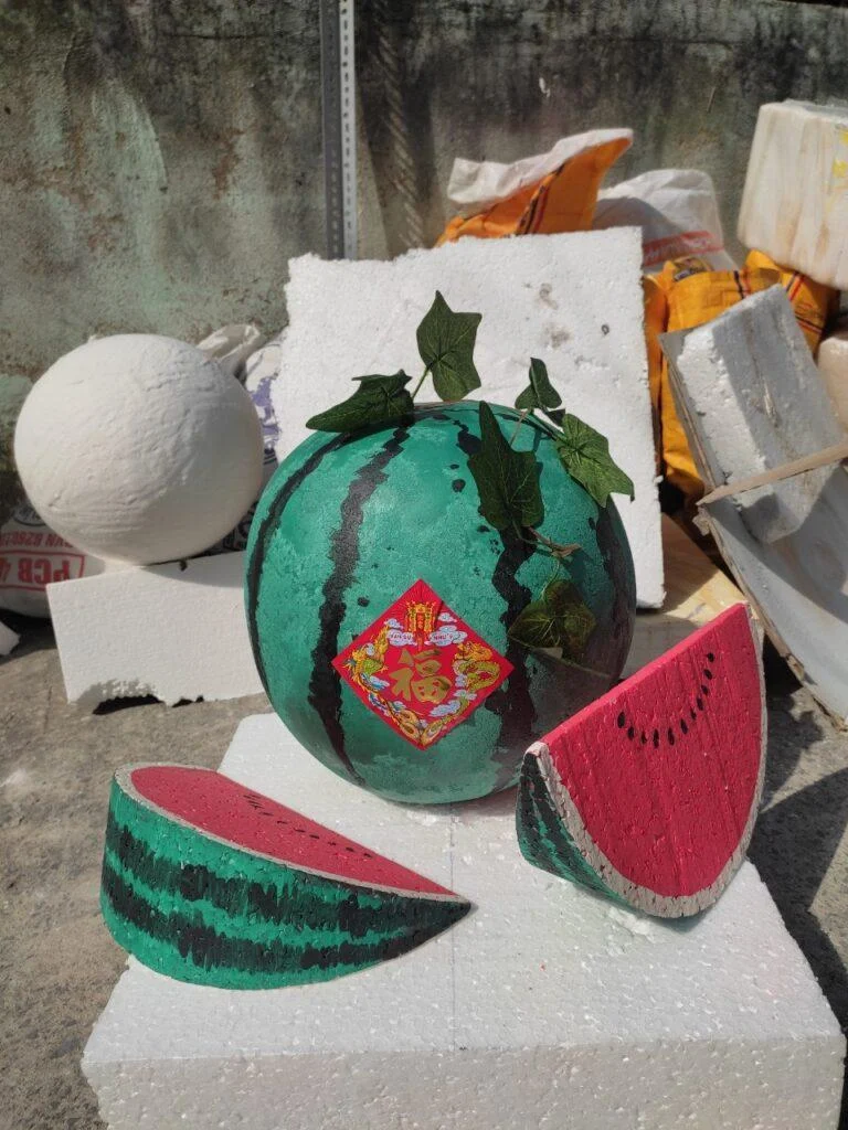 Màu đỏ nào lên hình đẹp cho backdrop Tết 2026 dưới ánh đèn?