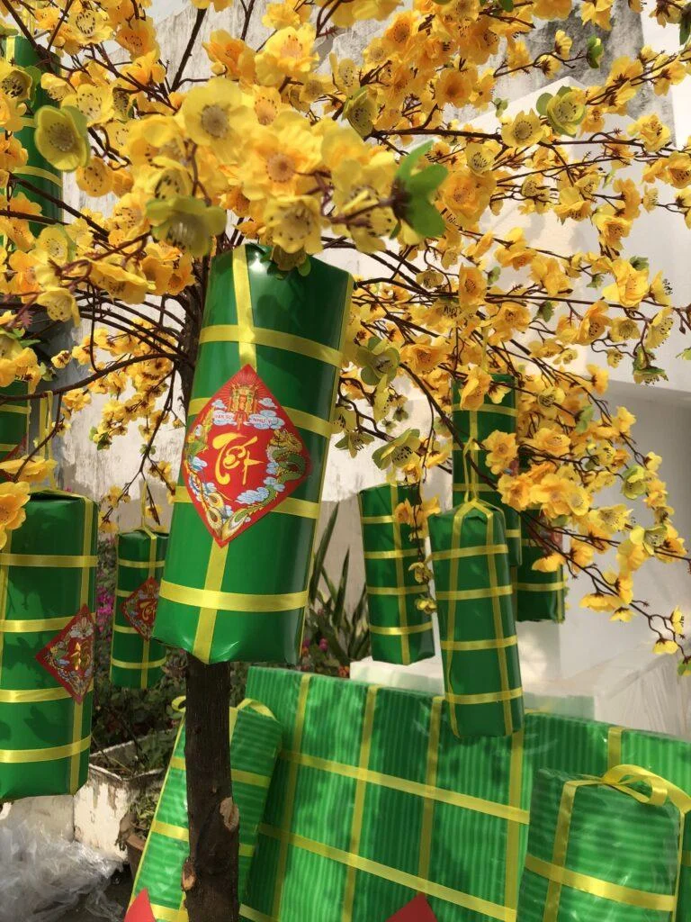 Đèn rọi chân backdrop Tết 2026 nên dùng bao nhiêu watt?