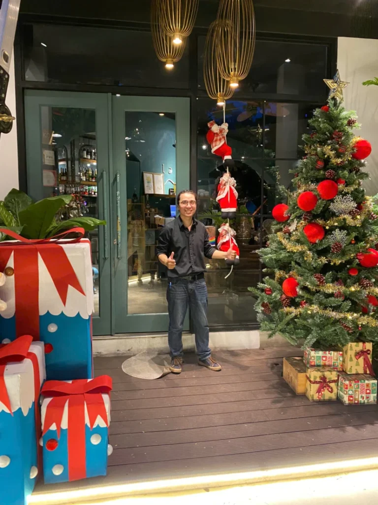 trang trí noel cửa hàng mỹ phẩm tone trắng