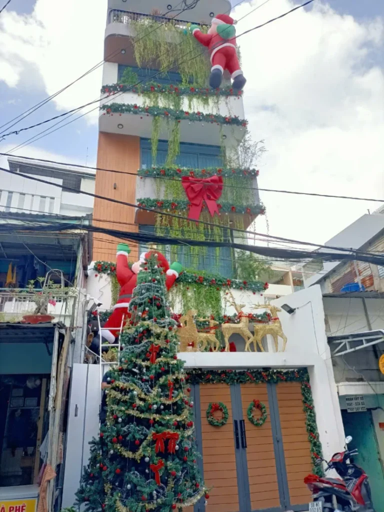 thi công cây thông noel khổng lồ ngoài trời