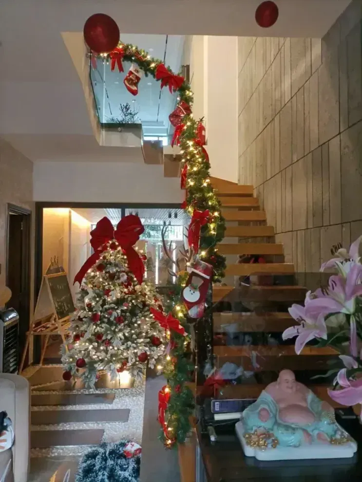 khung thép bọc mút xốp làm mô hình noel