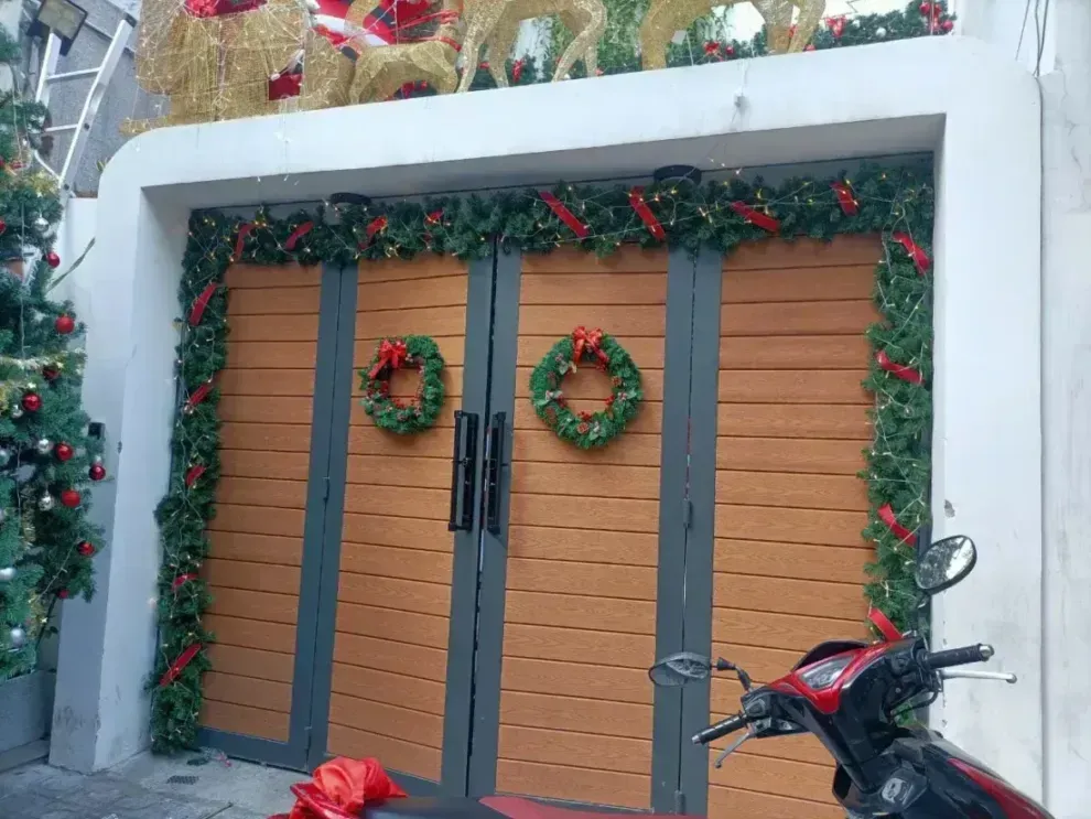 decal dán kính giáng sinh in theo kích thước