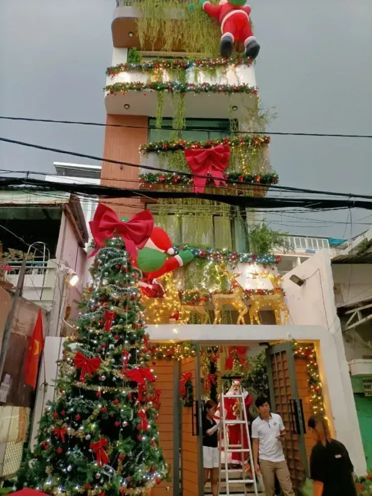 trang trí noel mặt tiền kính chống nóng