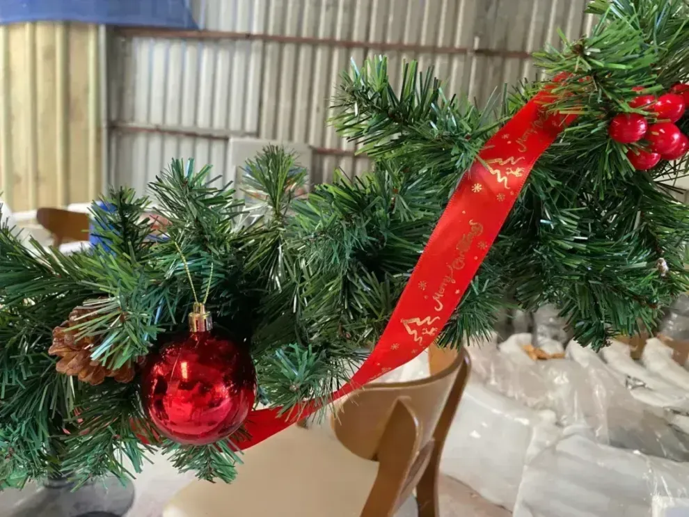 cây thông noel treo trần không chiếm diện tích