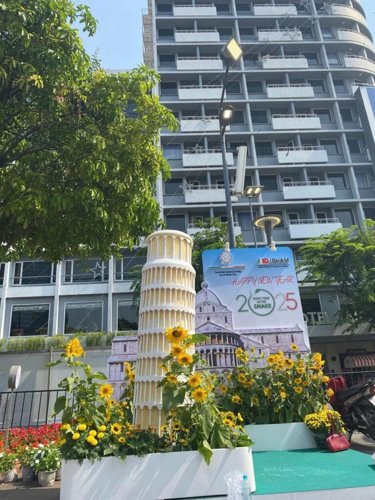 Điểm đặt standee chỉ dẫn trong khu tiểu cảnh Tết 2026 ở đâu?