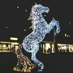 Làm mô hình ngựa vàng cho trung tâm thương mại lớn