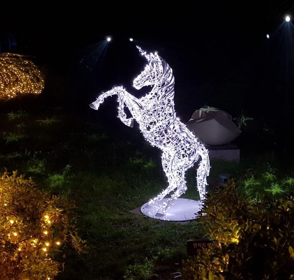 Làm tượng ngựa chiến cỡ lớn bằng mút xốp